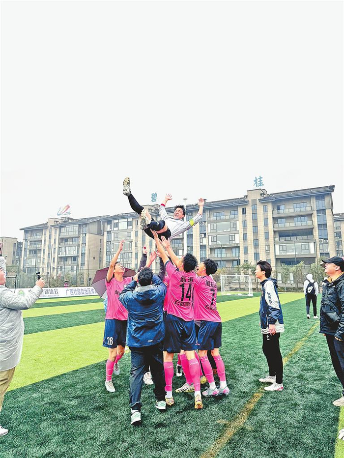 足球游戏电脑版实况-息县足球 十年热爱结硕果|足球队|校园足球|倪国炳|息县众鑫队|河南_新浪体育_新浪新闻